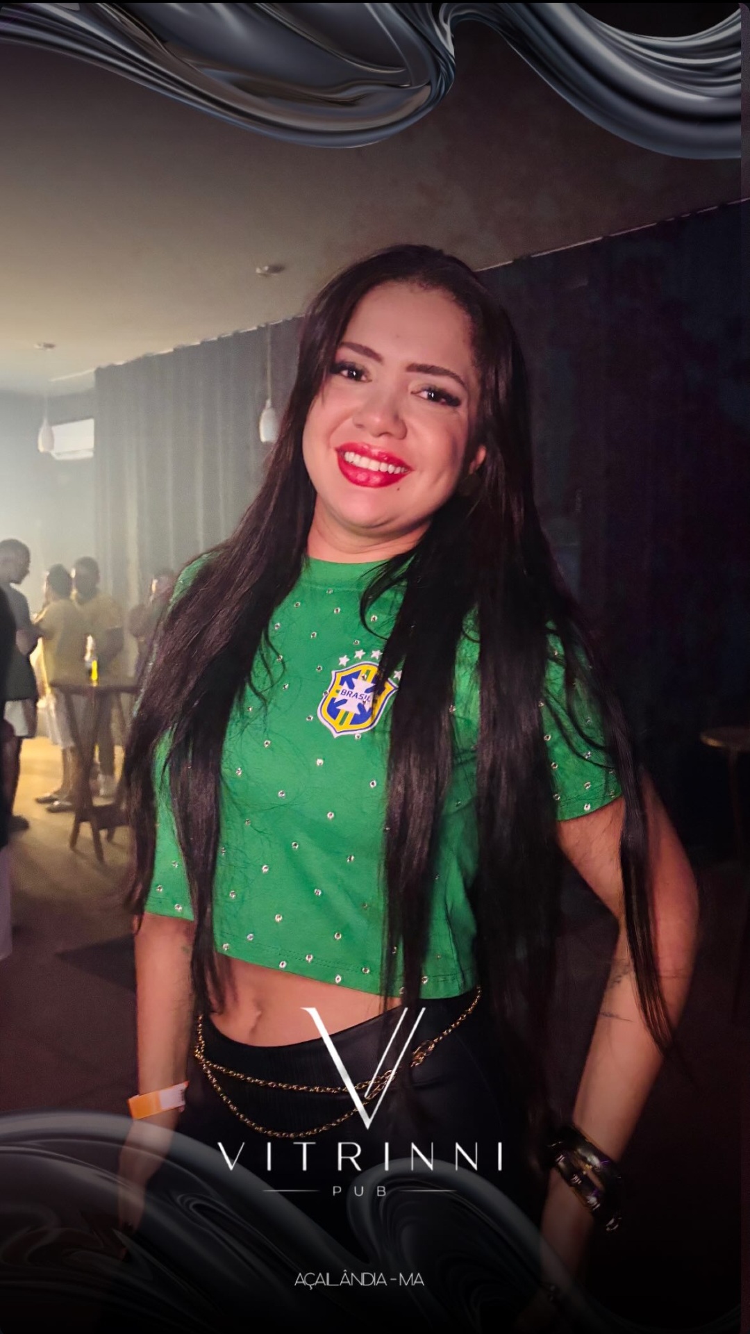 Cliente sorrindo durante a noite na Vitrinni Pub