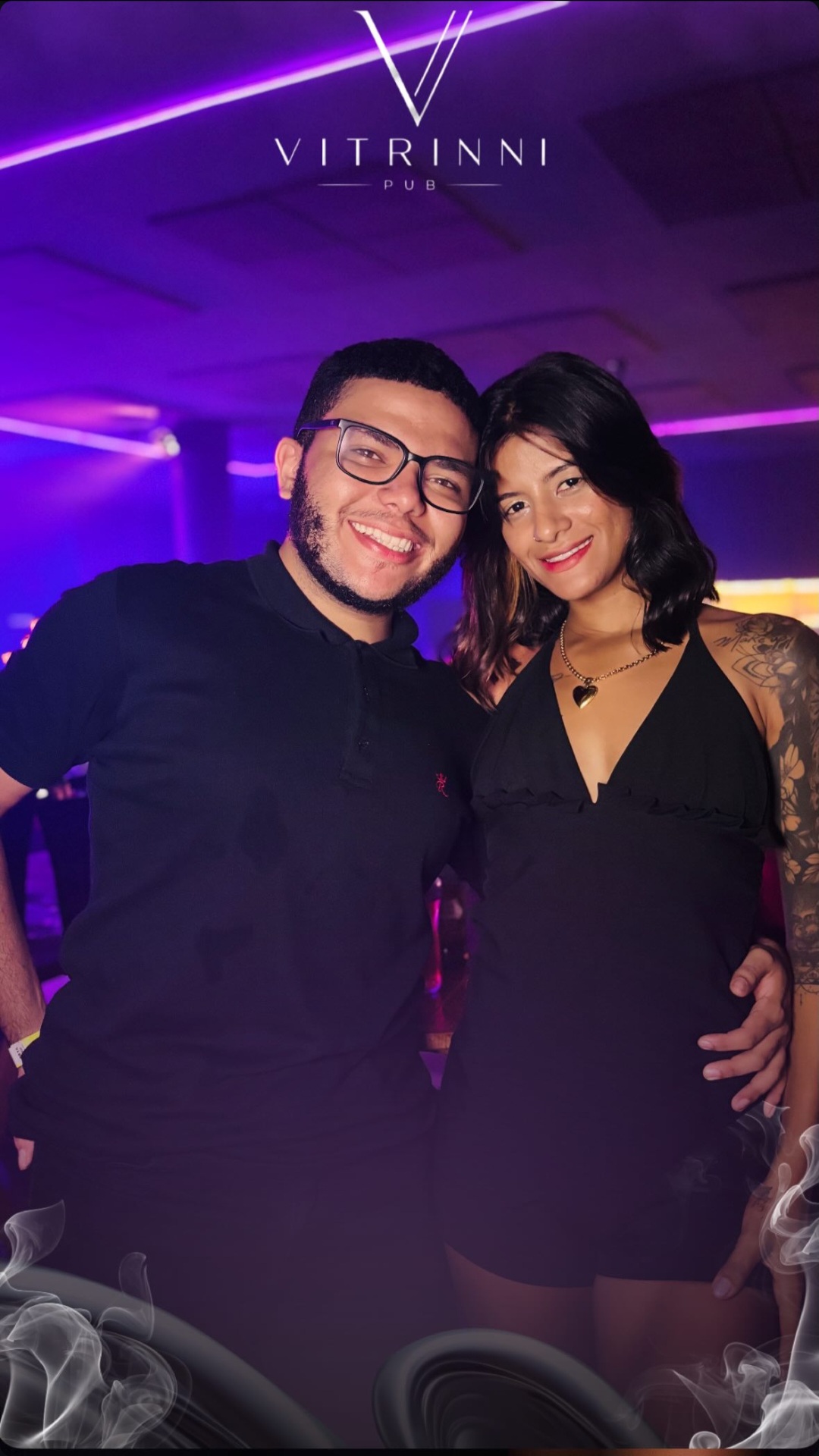 Casal aproveitando a noite na Vitrinni Pub