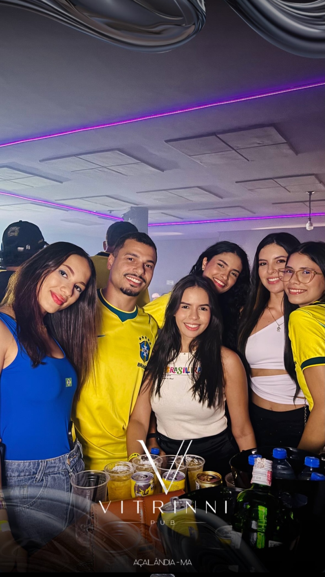 Público curtindo a noite na Vitrinni Pub